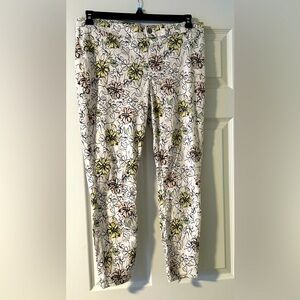 Hue White Flowered Denim Capris